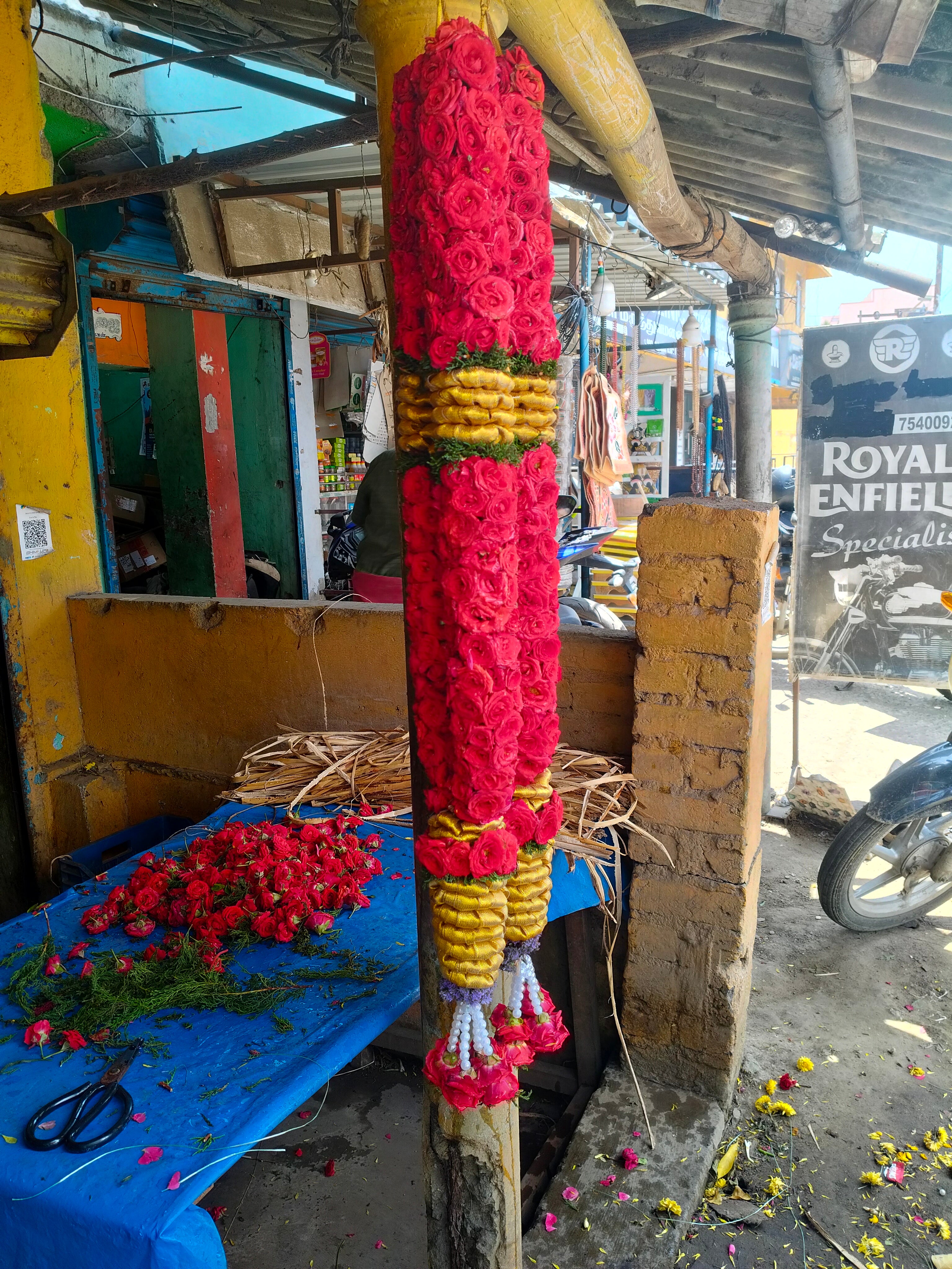 Red rose with gold colour border malai 2 piece